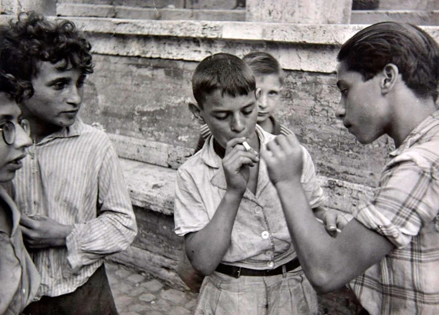 Teenagers smoking (Курящие подростки), 1948