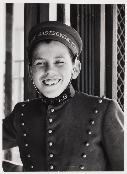 Laughing Bell Boy at the Relais Gastronomique (Улыбающийся беллбой из Relais Gastronomique), c.1950s