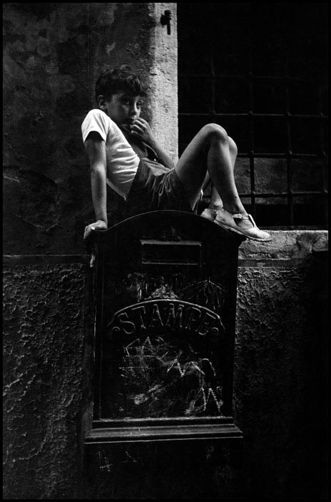 Boy sitting on a mailbox (Мальчик, сидящий на почтовом ящике), 1950