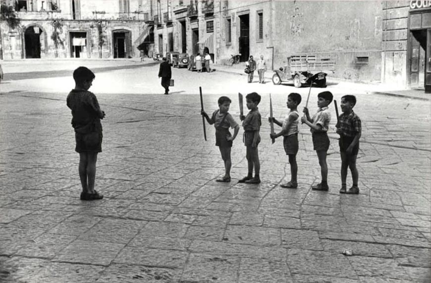 Boys playing soldier with sticks as guns (Мальчики играют в солдат с палками вместо ружей), 1956