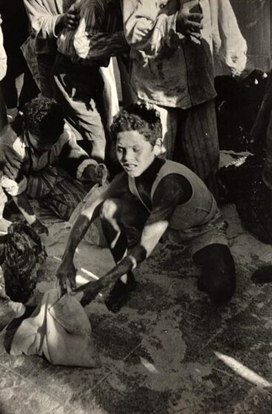 Scraping up flour at a looted depot (Собирающие муку на разграбленном складе), 1956