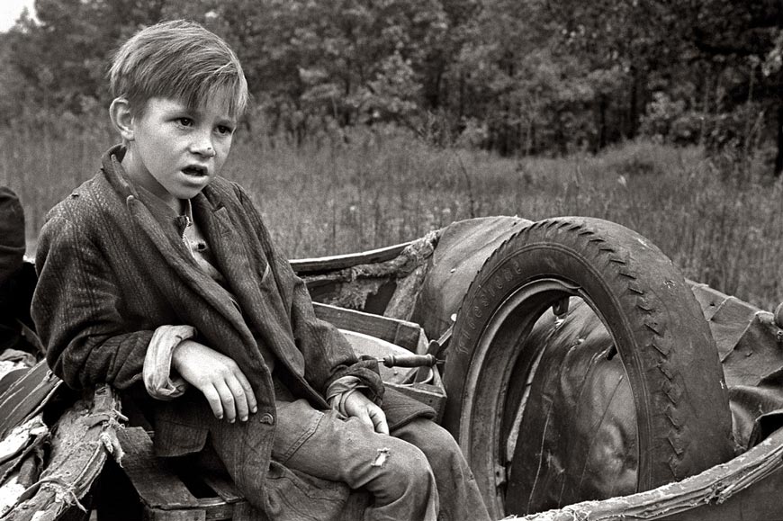 Son of destitute Ozark family on the road in Arkansas (Сын обездоленной семьи из Озарка на дороге в Арканзасе), October 1935