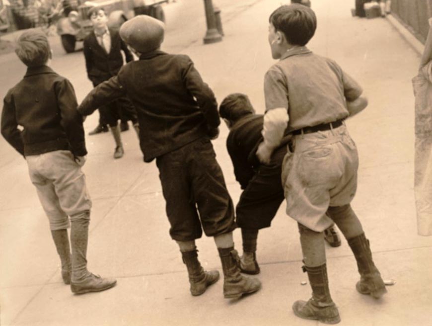 Four Boys Playing on the Streets of New York (Четыре мальчика, играющие на улицах Нью-Йорка), c.1932