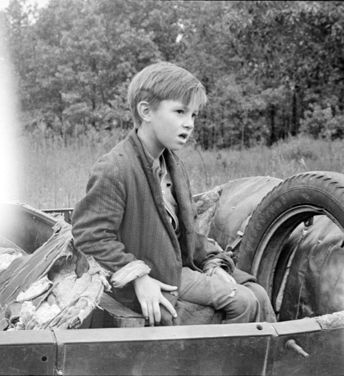 Untitled, possibly: Son of destitute Ozark family (Без названия, возможно: Сын обездоленной семьи из Озарка), Oct.1935