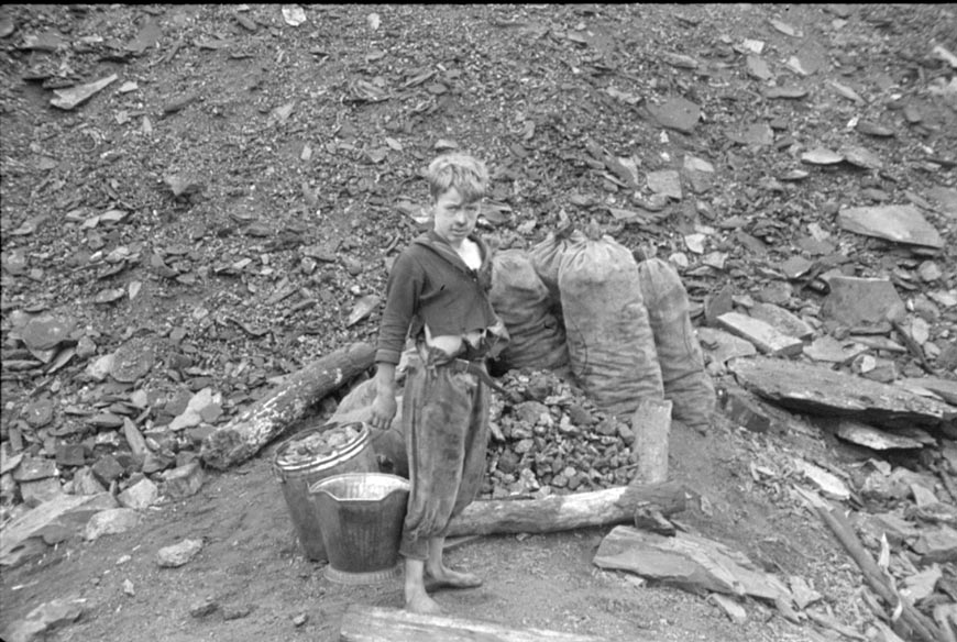 Young boy who salvages coal from the slag heaps (Мальчик, собирающий уголь в отвалах породы), 1937