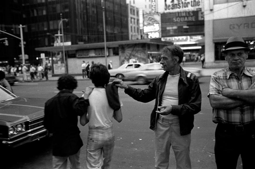 Hustlers (center) and chicken hawks in Times Square (Хастлеры (в центре) и «цыплячьи ястребы» на Таймс Сквер)