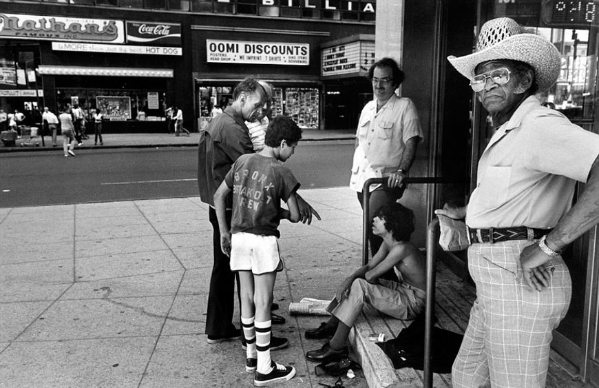 Child prostitutes talk with chicken hawks, men who buy sex with boy prostitutes, in Times Square (Дети-проститутки разговаривают на Таймс-Сквер с «цыплячими ястребами» - мужчинами, покупающими секс с мальчиками-проститутками)