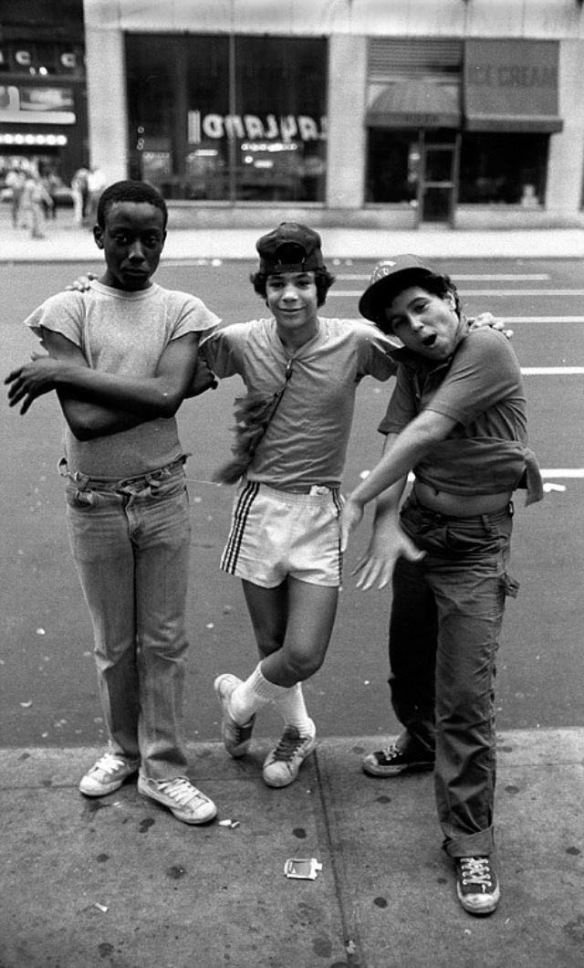 Three boy prostitutes pose for the camera while waiting for customers (Три мальчика-проститута позируют на камеру во время ожидания клиентов)