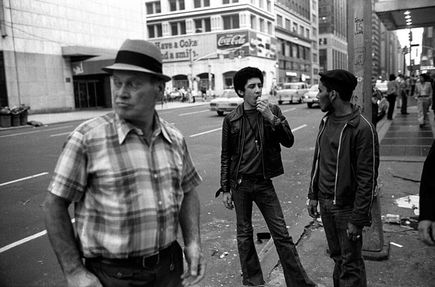 Hustlers (center) and chicken hawks (left and right), older men who pay for sex with young boys (Хастлеры (в центре) и «цыплячие ястребы» (слева и справа) - пожилые мужчины, платящие за секс с мальчиками)