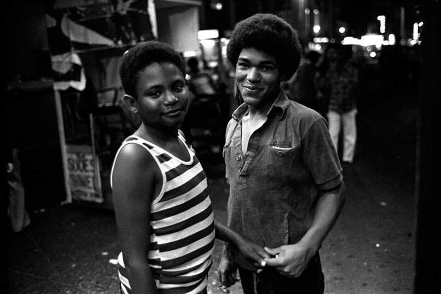 Two young hustlers in Times Square (Два юных хастлера на Таймс-сквер)