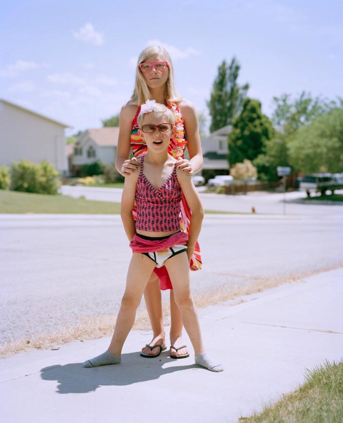 Pratt is dressed up in a skirt and girl’s tank top and poses with a neighborhood friend (Пратт одет в юбку и девичью майку и позирует с соседской подружкой), June 2011