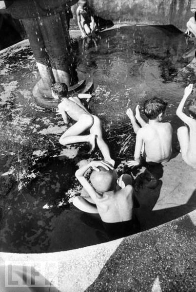 Naked children playing in a fountain (Голые дети, играющие в фонтане), Okt.1954