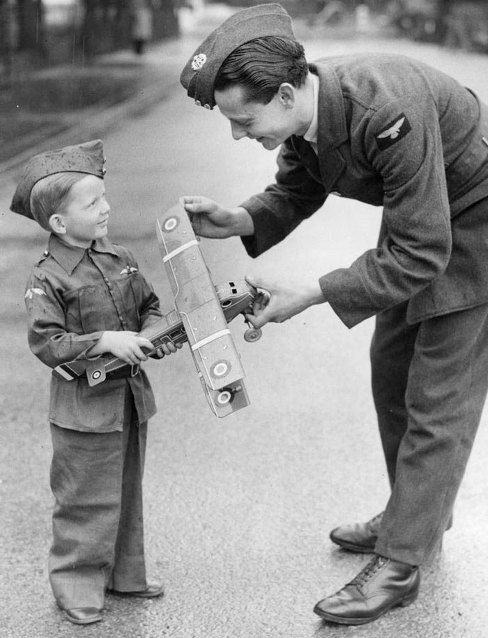 Model Plane (Модель самолёта), 1940