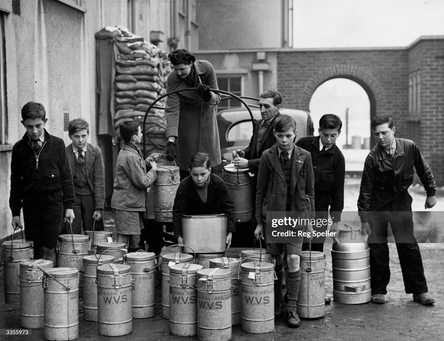 Unloading Containers (Разгрузка контейнеров), 1942