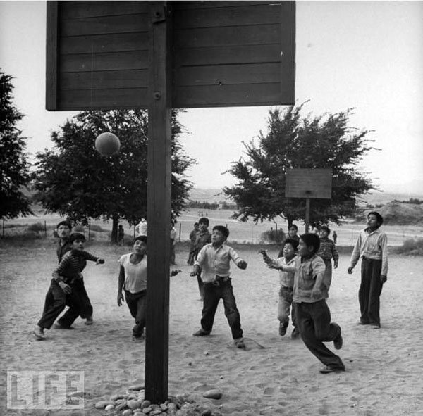 Young boys playing a game of basketball (Мальчики, играющие в баскетбол), Jan.1943