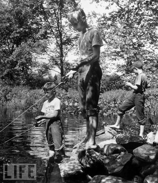 Young boys fishing on banks of a small river (Мальчики рыбачат на берегу маленькой речки), Jun.1948