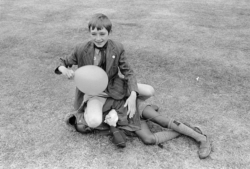 Grounds of Lambeth Palace (Газон у Ламбетского дворца), 1974