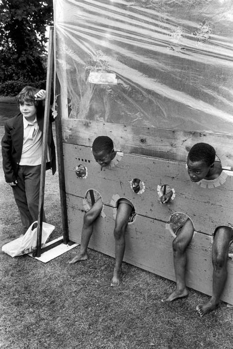 A community festival. Throwing sponges at targets in stocks (Фестиваль. Бросание губок по целям в колодках), 1975