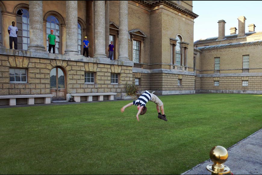 Young boy shows his acrobatic skills after watching a free-running performance (Мальчик демонстрирует свои акробатические навыки после просмотра шоу фрираннеров)