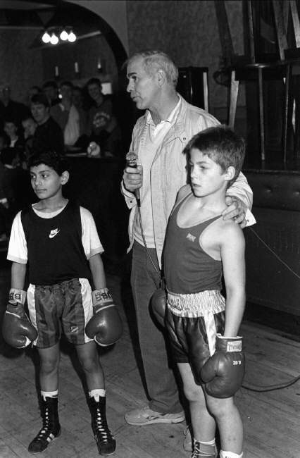 Brendan Ingle with a young Naseem Hamed and Ryan Rhodes at a charity fund raiser in a working men's club (Брендан Ингл (в центре) с юными Назимом Хамедом и Райаном Родосом на выступлении для сбора средств в рабочем клубе), 1986