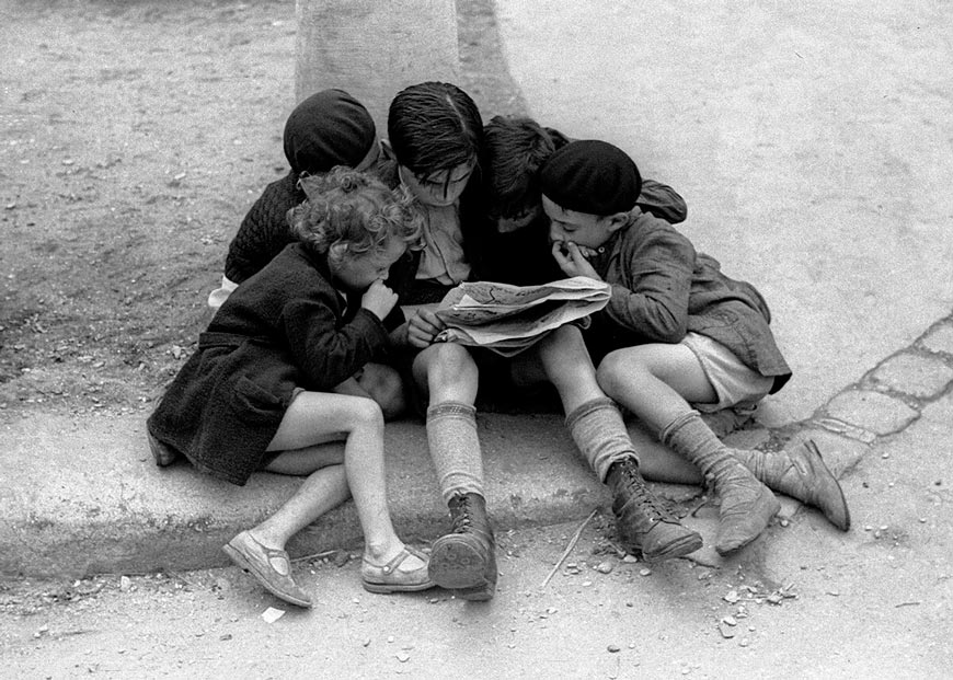 Children Reading the Newspaper (Дети, читающие газеты), 1936