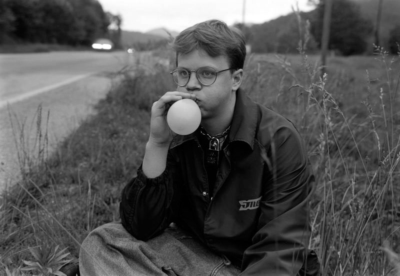 Boy blowing balloon (Мальчик, надувающий шарик)