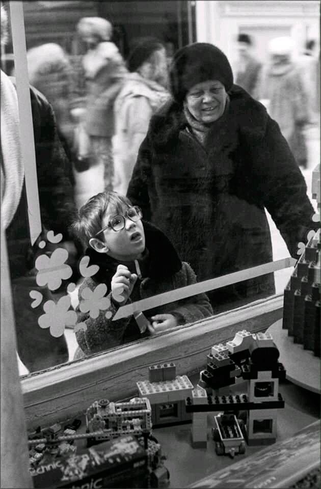 Мальчик рассматривает предметы из конструктора Lego в витрине ГУМа (A boy looks at Lego objects in a GUM shop window), 1990