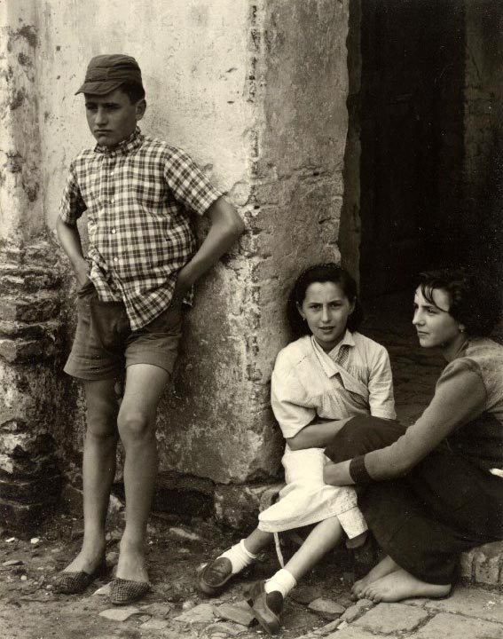 Near Vladana, Italy / Pietro Balasini with Dina and Luciana Flici (Близ Владана / Пьетро Баласини с Диной И Луцианой Флици), 1953