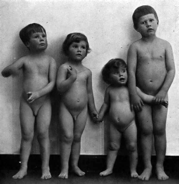 Four siblings of 2, 4, 5, and 6 years (Братья и сестра 2, 4, 5 и 6 лет)