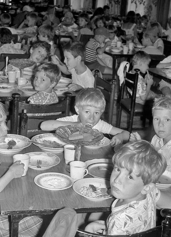 В столовой (In the refectory), 1985