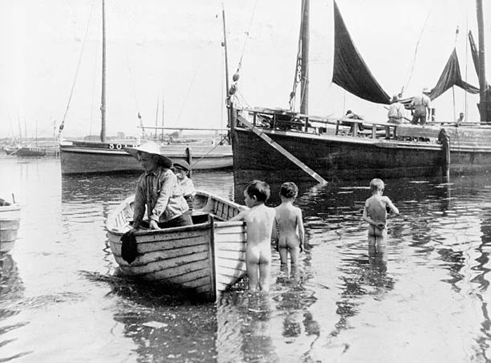  Three naked boys wading into the harbour (Три обнаженных мальчика в гавани), 1900s