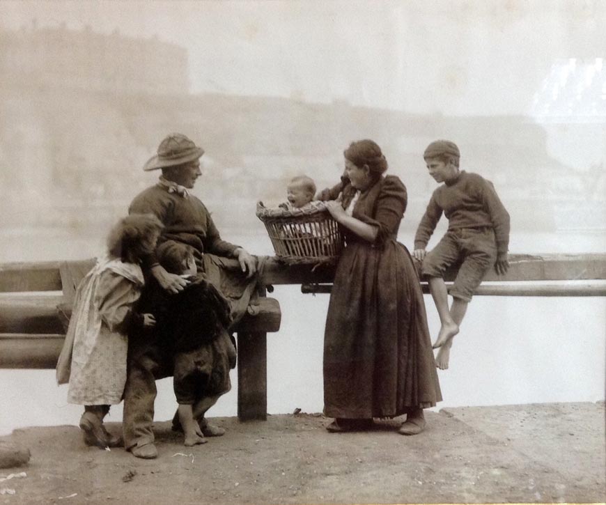 Harbourside Family (Портовая семья), 1901