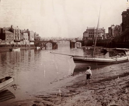 Small boy at the harbour edge (Маленький мальчик у мелководья гавани Уитби), c.1900