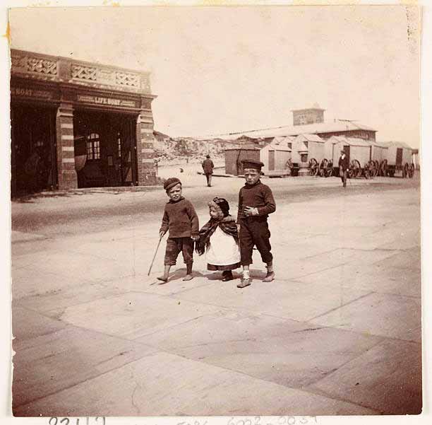 Three children walking past a lifeboat station (Три ребёнка, идущие мимо лодочной станции), c.1905