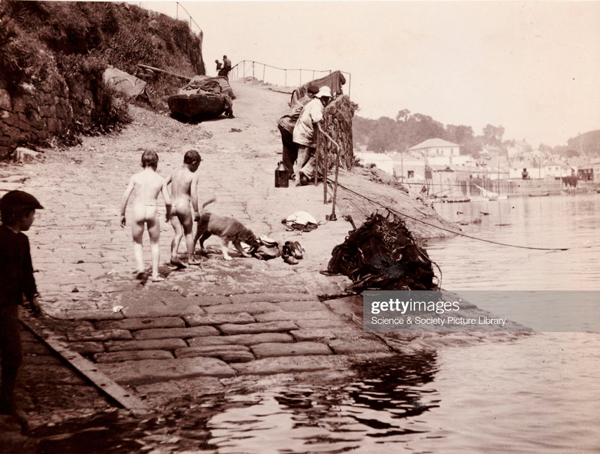 Two boys after a swim, Whitby Harbour, North Yorkshire (Два мальчика после купания в гавани Уитби), c.1905