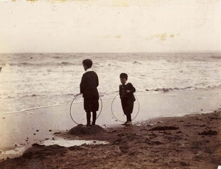 Two boys with hoops on the seashore(Два мальчика с обручами на берегу моря), c.1905