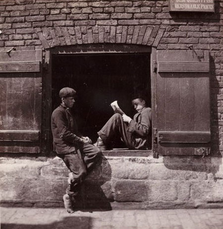 Two boys sitting on a window ledge (Два мальчика, сидящих на подоконнике), c.1905