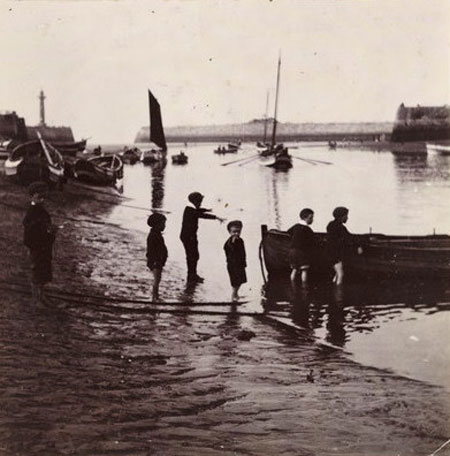 A group of boys playing by a boat (Группа мальчиков, играющих у лодки), c.1905