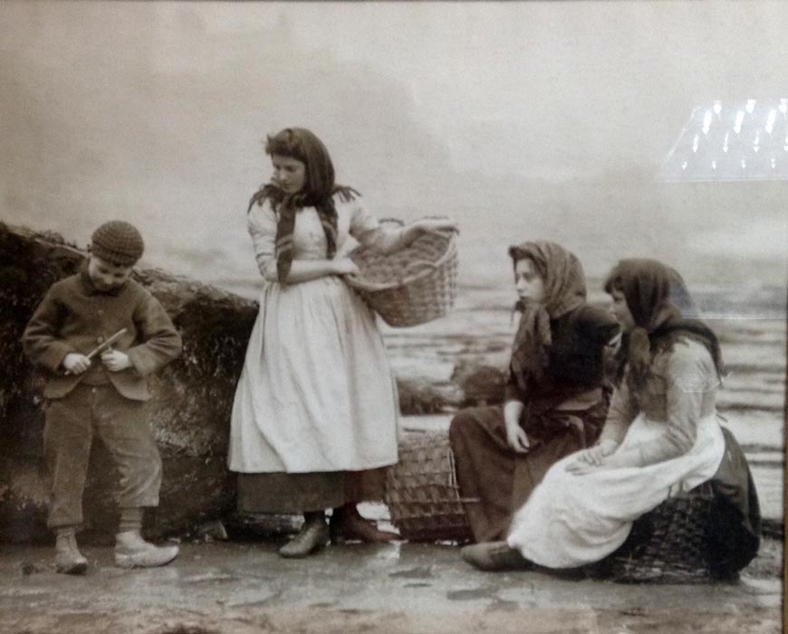 [Whitby Fisherwomen / Рыбачки из Уитби]