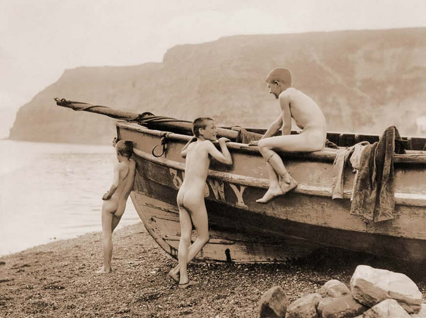 Three naked boys around a coble / Natives of Staithes (Три голых мальчика у лодки / Уроженцы Стейта)