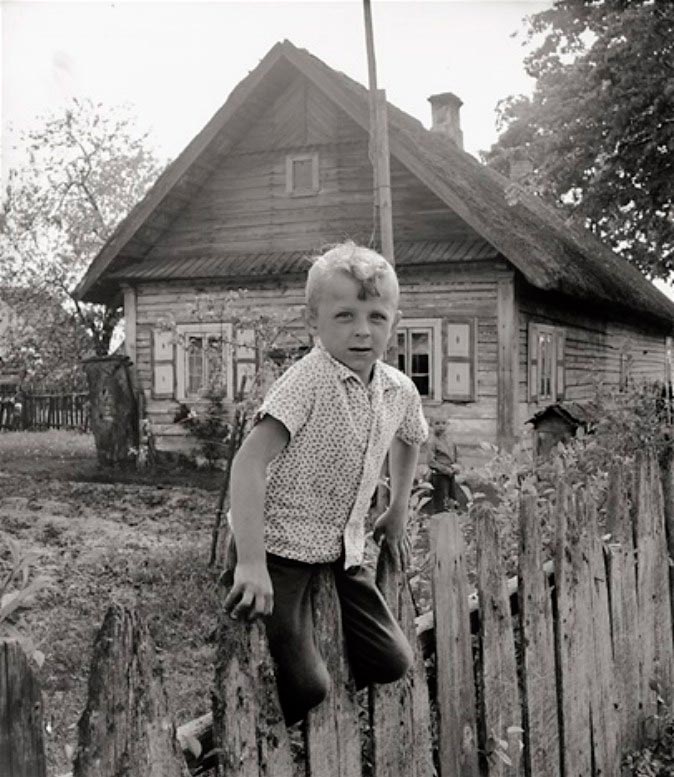 Деревенский двор; Копание картошки (The Native Village Yard; Digging Potatoes), c.1967-1969