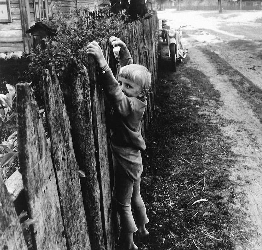 Мальчик на заборе (Boy on the fence), 1971