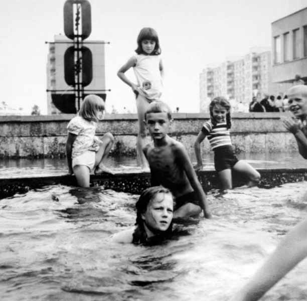 Фонтан (A fountain), 1975