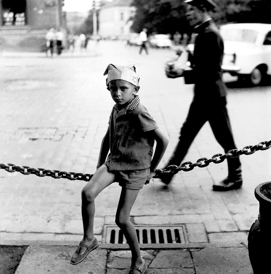 Maльчик в гoлoвнoм убope из гaзeты (A boy wearing a hat from the newspaper), 1964