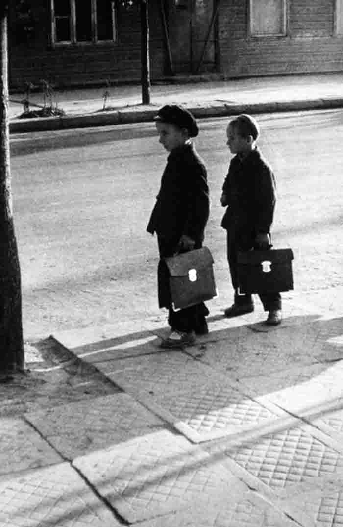 Мальчишки с портфелями (Boys with bags), 1964