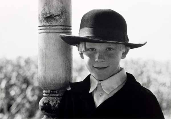 Amish Boy Leaning on Post (Мальчик-амиш, опирающийся об столб), 1969