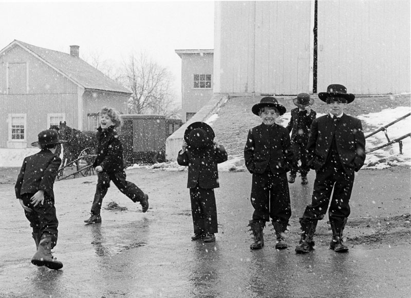 Amish Children Playing in Snow (Дети амишей, играющие в снежки), 1969