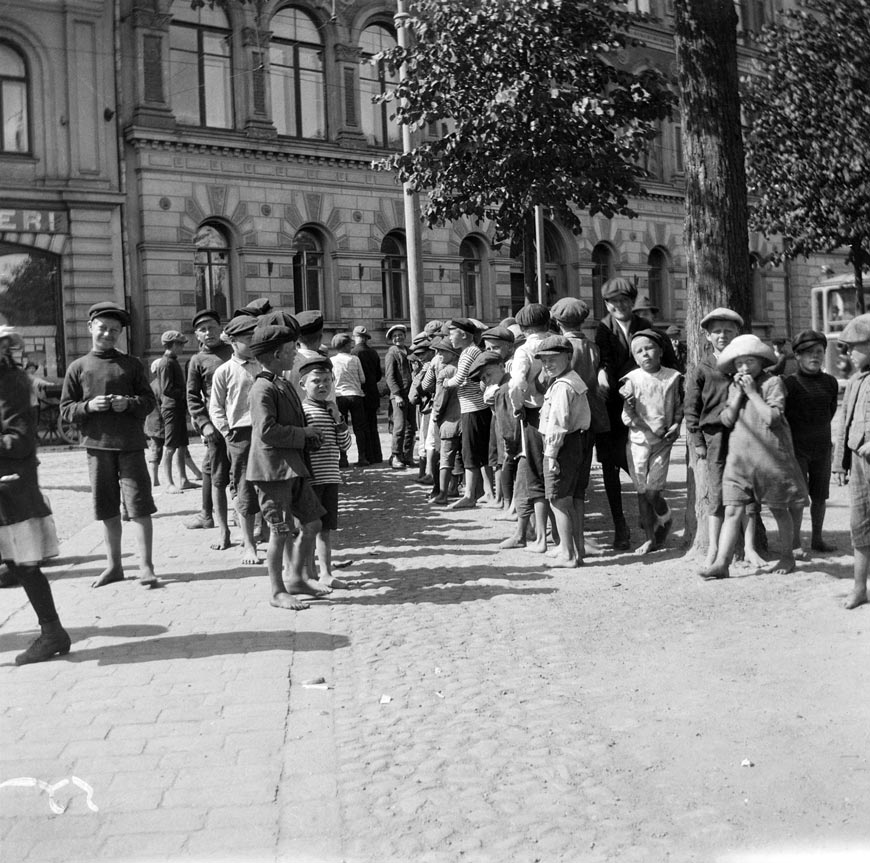 Ensimmäinen maailmansota. Sähkösanomapoikia Hufvudstadsbladetin konttorin edustalla (Первая мировая война. Мальчики-разносчики телеграмм перед филиалом газеты «Хювюдстадсбладет»), 1914