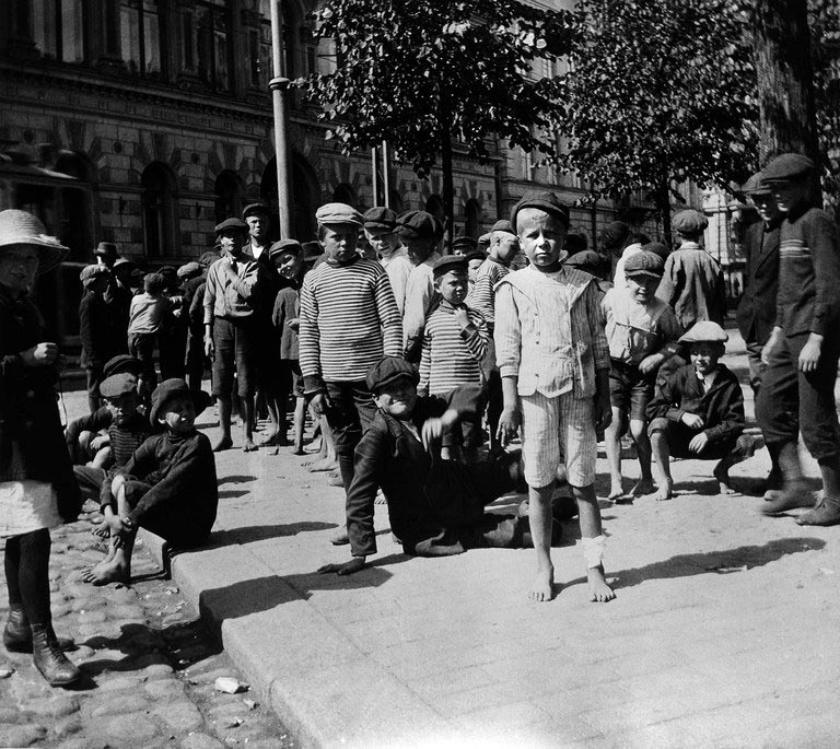 Ensimmäinen maailmansota. Sähkösanomapoikia Hufvudstadsbladetin konttorin edustalla (Первая мировая война. Мальчики-разносчики телеграмм перед филиалом газеты «Хювюдстадсбладет»), 1914