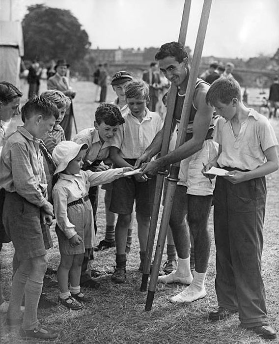 Egyptian Rower Meets Fans (Египетский гребец с фанатами), 3rd July 1951